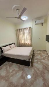 1 dormitorio con 1 cama y ventilador de techo en MatKay 3 bedroom House, en Oyibi
