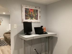 una scrivania con un computer in una stanza di Guest Suite in Lafayette a Lafayette