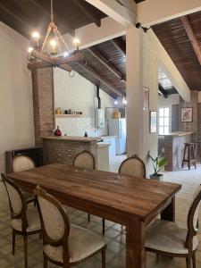 comedor con mesa de madera y sillas en La casa de la Quebrada en San Lorenzo