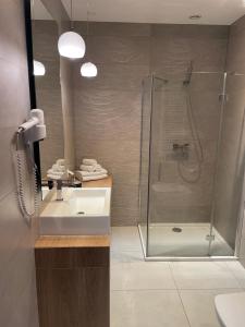 a bathroom with a shower and a sink and a shower at Kompleks Taaka Ryba in Sumina