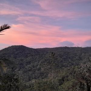 uma vista para uma montanha com um céu rosa em Los Tucanes em Los Altos de Cerro Azul