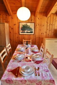 una mesa de comedor con platos y vasos. en Monte Rosa Täsch, Apartments mit Wellness Bereich en Täsch