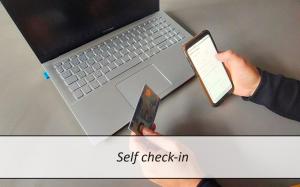 布拉卡尼Agriturismo Bandinelli的手提电脑的人