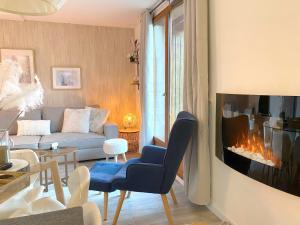 uma sala de estar com um sofá e uma lareira em Chalet de 3 chambres a Le Devoluy a 200 m des pistes avec piscine partagee sauna et balcon em Le Dévoluy