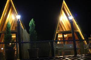 Una casa de noche con luces encendidas. en Pagen Bungalow, en Hopa