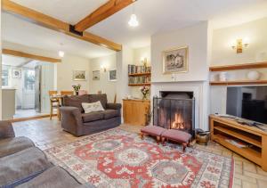 a living room with a couch and a fireplace at Wayfarer Cottage in Woodbridge