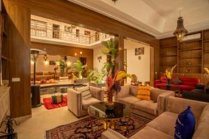 Riad Kenza في مراكش: غرفة معيشة مع أريكة وطاولة