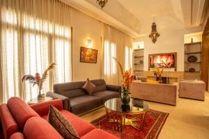 - un salon avec un canapé et une table dans l'établissement Riad Kenza, à Marrakech