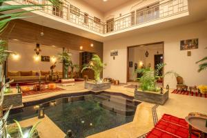 een binnenzwembad in een huis met planten bij Riad Kenza in Marrakesh