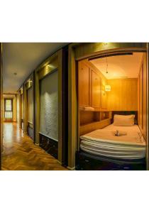 a bedroom with a bed in a room at The poshtel Bangkok By Benya in Bangkok