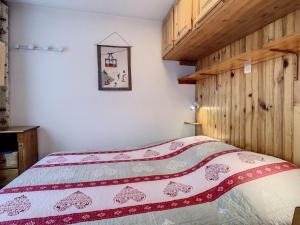 ラ・トゥッスイールにあるAppartement La Toussuire, 2 pièces, 4 personnes - FR-1-416-65のベッドルーム1室(赤と白のキルトのベッド1台付)