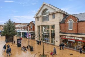 un grupo de personas caminando en un centro comercial en Chelmsford Centre View Sleep 4 Next Chelmer canal, en Chelmsford