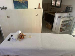 - une salle de bains avec un rouleau de serviettes sur une table dans l'établissement Tartane beach spa, à La Trinité