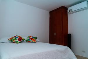 um quarto com uma cama e um armário de madeira em ZOJO MARiNA BAY em San Andrés