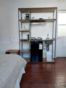 a room with a kitchen with a sink and a bed at Apartamentos Cerro Alegre in Valparaíso