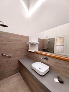 a bathroom with a sink and a mirror at Apartamentos Cerro Alegre in Valparaíso