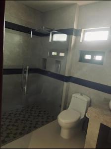 een badkamer met een toilet en een douche bij Casa Terrazas Gardel in Guanajuato