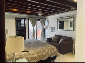 een woonkamer met een bed en een bank bij Casa Terrazas Gardel in Guanajuato