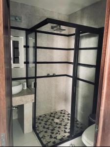 een badkamer met een douche, een toilet en een wastafel bij Casa Terrazas Gardel in Guanajuato