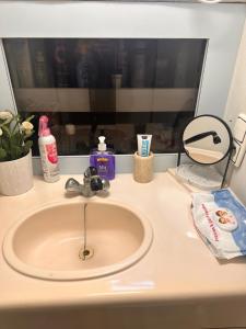 een badkamerbar met een wastafel en een spiegel bij Andrea house’s in Barcelona