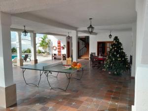 un salon avec une table et un sapin de Noël dans l'établissement Quinta Maria, à Fusagasuga