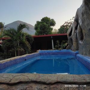 een zwembad in een resort met een rotswand bij El Castillo de Piedra in San Miguel +22 foto's