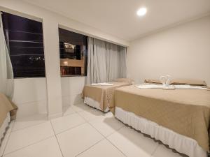 馬拉戈日的住宿－Pousada do Alemão，一间卧室设有两张床和窗户。