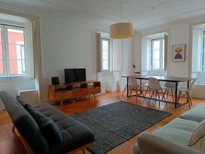 - un salon avec un canapé et une table dans l'établissement Stunning Apartment near Chiado, à Lisbonne