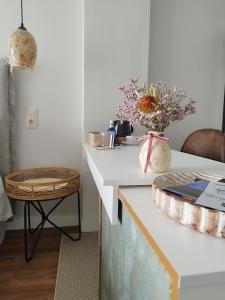 El Cielo de Cebreros في ثيبريروس: طاولة مطبخ مع إناء من الزهور عليه