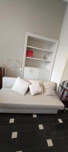 een witte bank met twee kussens in een kamer bij Il palazzo di Clorinda in Napels
