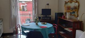 een kamer met een tafel met een groene tafelkleed bij Il palazzo di Clorinda in Napels