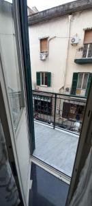 een raam met uitzicht op een balkon bij Il palazzo di Clorinda in Napels