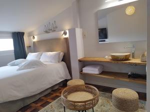 a bedroom with a bed and a mirror and a table at El Cielo de Cebreros in Cebreros