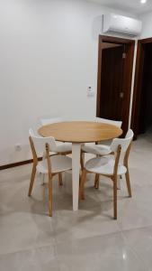 uma mesa e duas cadeiras e uma mesa e cadeiras de madeira em Up Sal em Aveiro