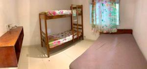 Cette chambre comprend 2 lits superposés et un tapis. dans l'établissement Chácara Recanto dos pássaros, à Bairro das Rosas