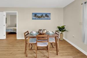 uma sala de jantar com mesa e cadeiras em Bahama Breeze Suites em Panama City Beach
