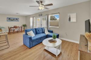 uma sala de estar com um sofá azul e uma mesa em Bahama Breeze Suites em Panama City Beach