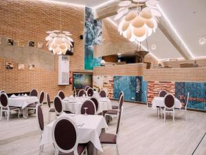 un restaurante con mesas y sillas en una habitación en Hotel Restaurante El Montico, en Tordesillas