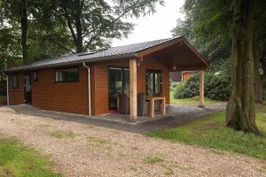 a small cabin in the woods with a tree at Brunninkhuizerbeek in Hezingen