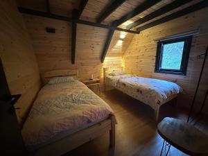 Hanifta Bungalows في طرابزون: غرفة نوم بسريرين في كابينة خشب