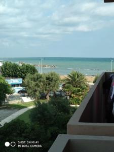 - un balcon offrant une vue sur l'océan dans l'établissement casa di Baia, à Pesaro