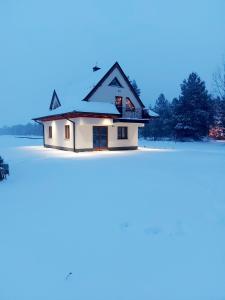 Ein Modell eines Hauses im Schnee in der Unterkunft Borówka- u podnóża gór, nad jeziorem Czorsztyńskim in Dębno