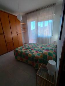 - une chambre avec un lit, une fenêtre et une table dans l'établissement casa di Baia, à Pesaro