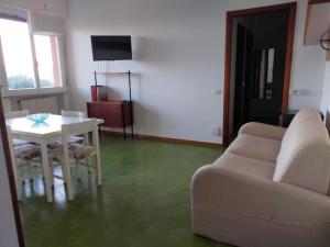 a living room with a couch and a table at casa di Baia in Pesaro