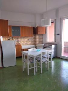 Η κουζίνα ή μικρή κουζίνα στο casa di Baia