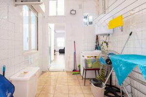 Zimmer mit einem Flur mit Tennisschlägern in der Unterkunft Acogedor alojamiento a pocos metros de la playa in Santa Pola + 35 Fotos