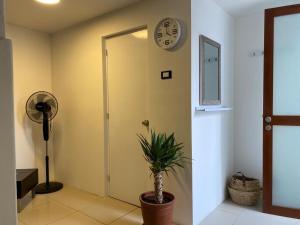 a room with a clock on the wall and a plant at Luxury Apartments Lima in Lima