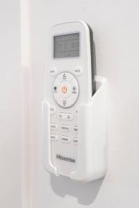 ein Mobiltelefon ist an einer Wand befestigt in der Unterkunft Acogedor alojamiento a pocos metros de la playa in Santa Pola