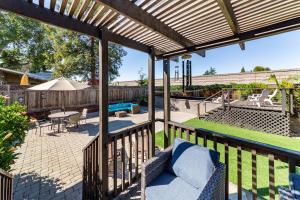 an outdoor patio with a pergola and a table and chairs at Bungalow Oasis in Concord