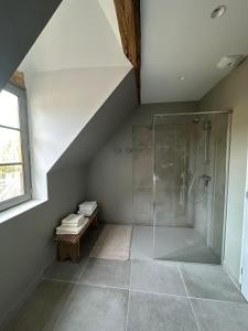ein Bad im Dachgeschoss mit einer Dusche und einer Treppe in der Unterkunft Jolie grange rénovée. in Couches